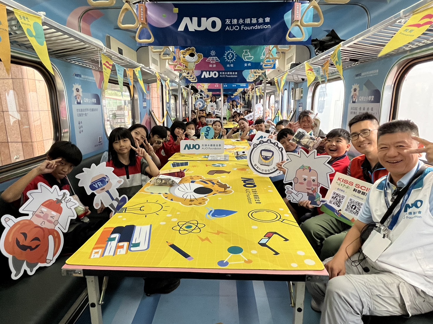 MG电子永續基金會參與「臺灣科普環島列車」，設計基礎科學車廂課程，以「淨零碳排和永續能源」為主題，讓學生透過創意實驗認識淨零知識，以及思考生活中的減碳行為